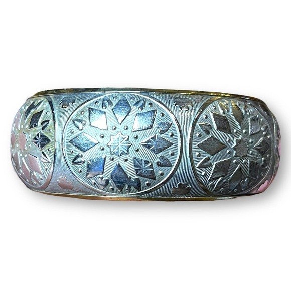 Two Tone Vintage Bangle Silver Tone and Brass Floral Snowflake Atomic Pattern - Picture 4 of 10